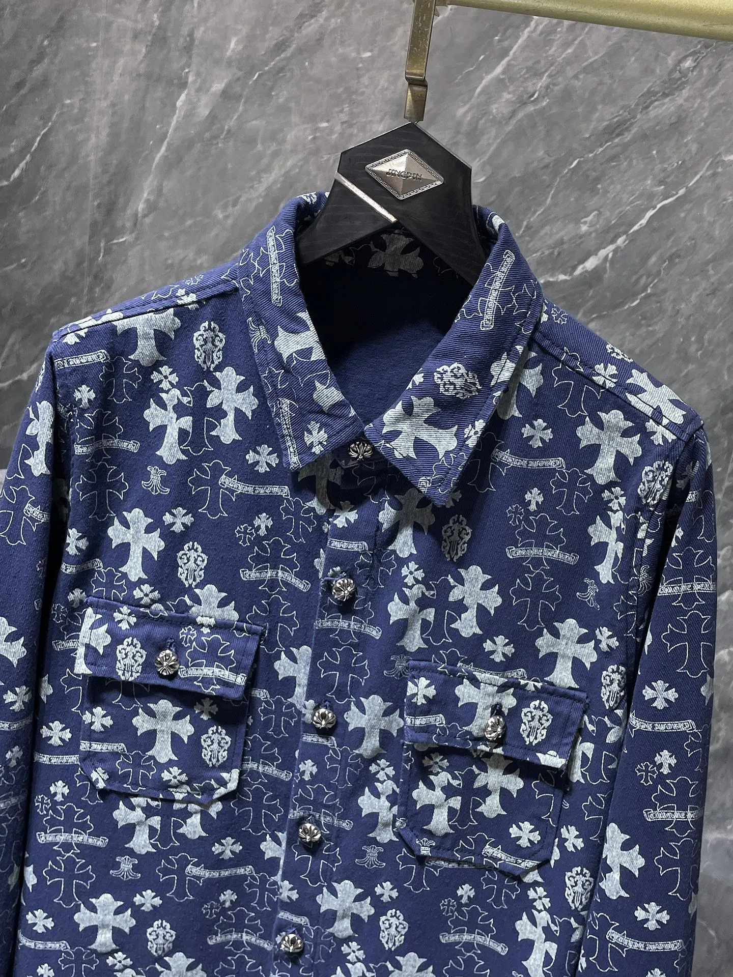 P276 Chrome Hearts🍁Shirt Series🍁 Classic cross-printed denim shirt jacket. Exclusively custom-woven and dyed. 100% pure cotton. High-gram weight denim all-printed fabric. High-tech washing! Original hardware mold opening!  ⭐Original version ⭐Can be worn with denim in all seasons 🌈Recommended colors: custom washed denim blue, denim pink 🌈Code numbers: S, M, L, XL